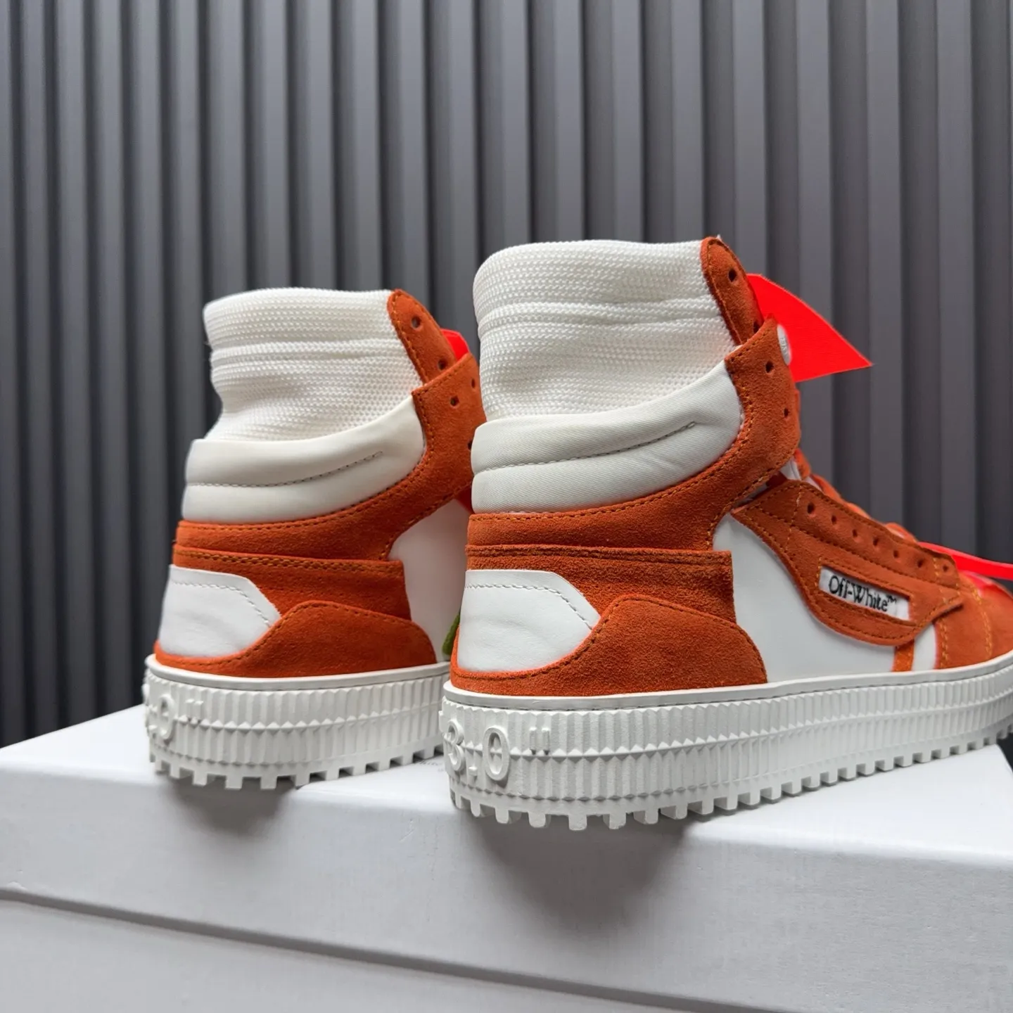 [OFF WHITE] P: 740💰Couple model👫, Size: Female 35-40. Male 39-44 (45.46 customized) High-quality version👊 "Out of office" series original molding, original lasting, production process 1:1 original ➰OFF GRAY WHITE OW ➰ First-layer cowhide, imported skin-friendly and environmentally friendly polyester mesh, original molding, high elasticity and environmentally friendly molding pad Made with the original lasting process. The original molded rubber outsole (never yellows and deforms) has a super correct shape, bright color and strong three-dimensional effect👍. Packaging💯Full set of packaging synchronized with the official website (branded paper, certificate of quality, branded cloth bag)